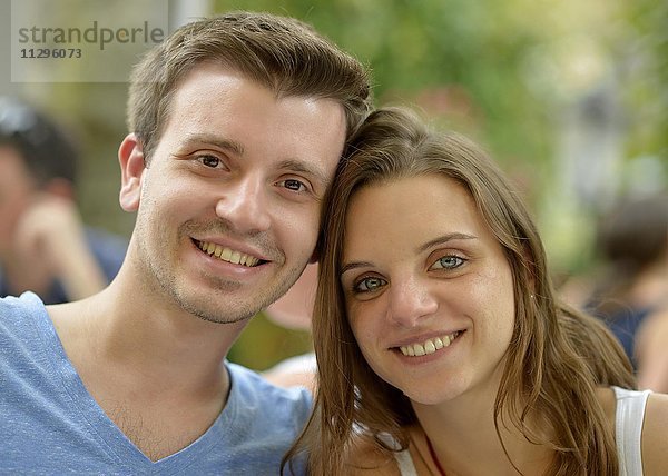 Junges Paar lehnen Köpfe aneinander  Portrait  Deutschland  Europa