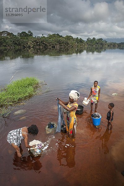 Frauen waschen Wäsche am Fluss Ntem im Regenwald  Campo  Region Süd  Kamerun  Afrika