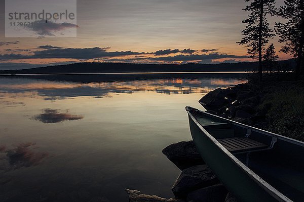 Kanu am Ufer bei Sonnenuntergang  See Väkkäräjärvi  Kiruna  Schweden  Europa
