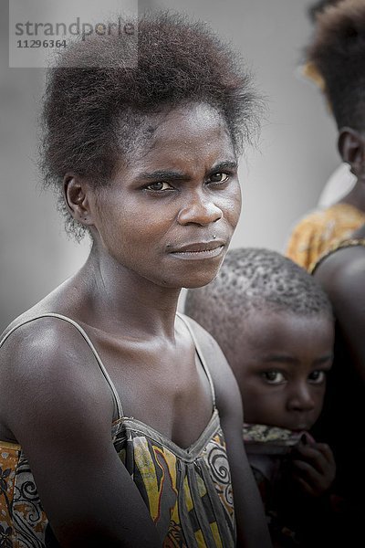 Pygmäen Frau und Kind vom Volk der Baaka  oder Baka  oder Ba'aka  Grand Batanga  Region Süd  Kamerun  Afrika