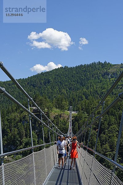 Hängebrücke Higline 179 an der Burgruine Ehrenberg  Ruine in Reutte  Tirol  Österreich  Europa