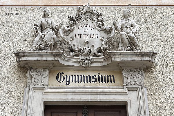Barockes Portal mit Schrift Gymnasium  Bundesgymnasium  Josefstadt  Wien  Österreich  Europa