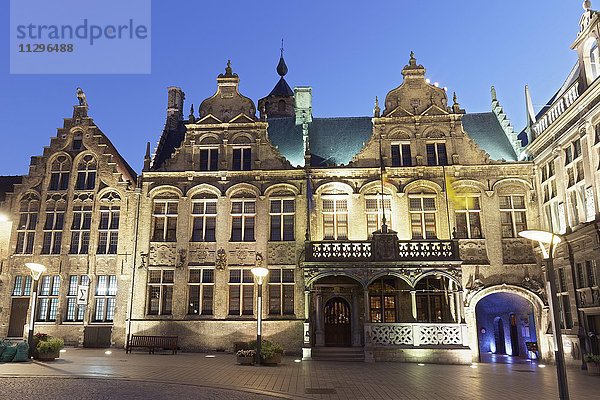 Rathaus mit Renaissance-Loggia  blaue Stunde  Veurne  Westflandern  Flandern  Belgien  Europa