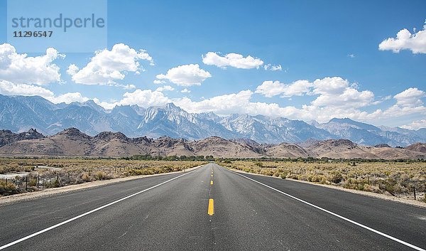 Highway 136  Landstraße  bei Lone Pine  hinten Berge der Sierra Nevada  Kalifornien  USA  Nordamerika