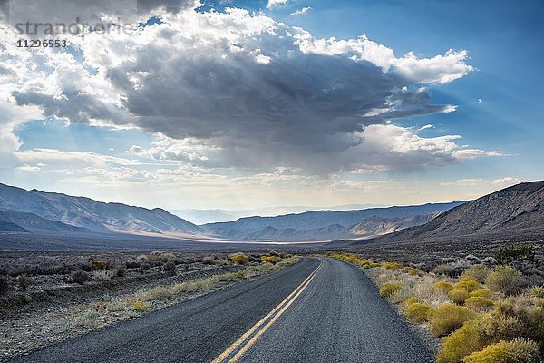 Landstraße  Straße mit dramatischen Wolken  Death Valley  Death-Valley-Nationalpark  Kalifornien  USA  Nordamerika