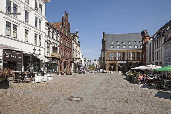 Historische Häuser mit Rathaus am Marktplatz  Minden  Nordrhein-Westfalen  Deutschland  Europa
