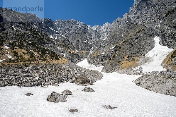 Schneefeld vor der Ostwand des Watzmann  Berchtesgadener Land  Oberbayern  Bayern  Deutschland  Europa