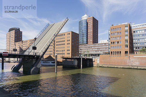 Mahatma Gandhi Klappbrücke  Sandtorhafen  Hafencity  Hamburg  Deutschland  Europa