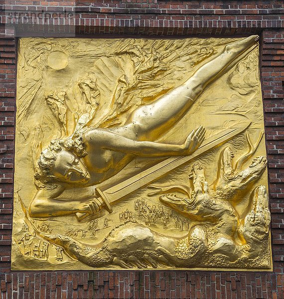 Eingang zur Böttcherstraße  goldenes Relief  Fassadenrelief Der Lichtbringer von Roland Hoetger  Altstadt  Bremen  Deutschland  Europa