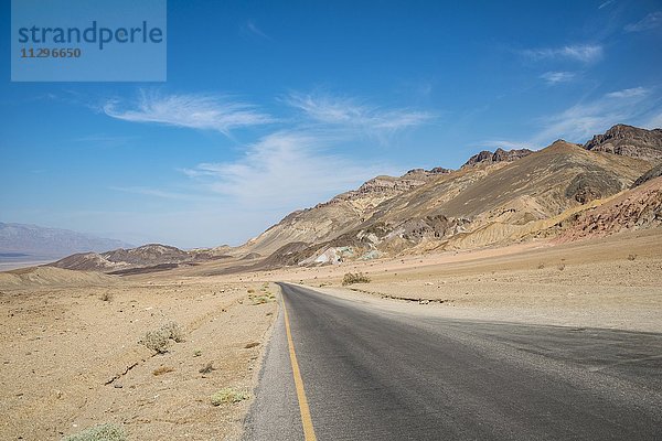 Straße durch Wüstenlandschaft  Artists Drive  Mojave-Wüste  Death Valley Nationalpark  Kalifornien  USA  Nordamerika