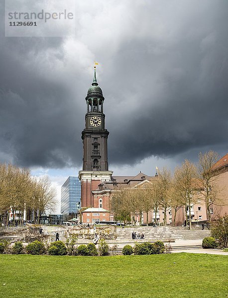 Hamburger Michel  St. Michaelis Kirche mit Gewitterwolken  Hamburg  Deutschland  Europa