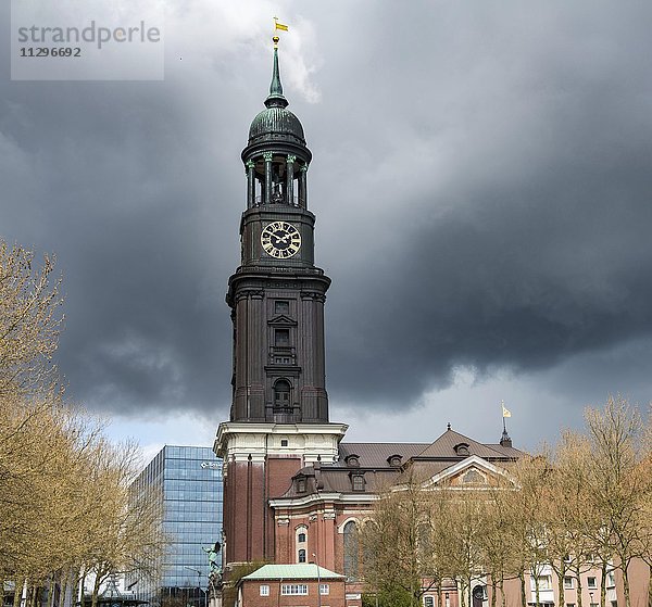 Hamburger Michel  St. Michaelis Kirche mit Gewitterwolken  Hamburg  Deutschland  Europa