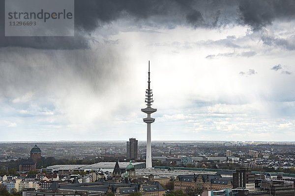 Fernsehturm mit Regenwolken und Gewitterwolken  Hamburg  Deutschland  Europa