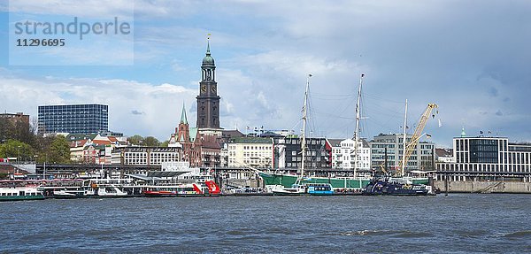 Ausblick über die Elbe auf die Landungsbrücken mit Michel  Hamburger Hafen  Hamburg  Deutschland  Europa