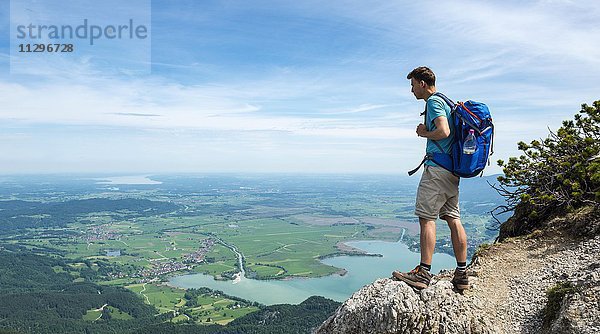 Wanderer auf einem Wanderweg  Blick in die Ferne  mit Kochelsee  Gratwanderung Herzogstand-Heimgarten  Oberbayern  Bayern  Deutschland  Europa