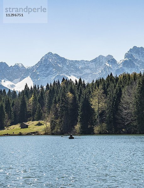 Ruderboot auf dem Geroldsee  Wagenbrüchsee  hinten Nördliche Karwendelkette  Werdenfelser Land  Oberbayern  Bayern  Deutschland  Europa