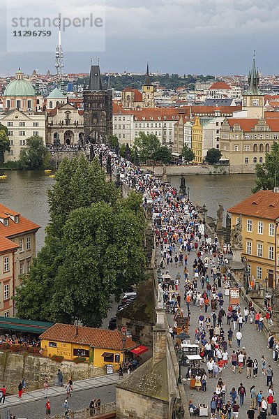 Karlsbrücke  Karl?v most  Ausblick von Brückenturm der Kleinseite  Moldau  Prag  Tschechien  Europa