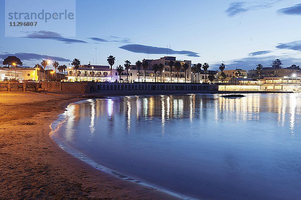 Strand bei Dämmerug  Otranto  Provinz Lecce  Salentische Halbinsel  Apulien  Italien  Europa