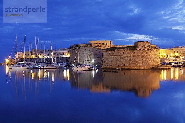 Altstadt mit Kastell  Stadtmauer und Hafen  Dämmerung  Gallipoli  Provinz Lecce  Salentische Halbinsel  Apulien  Italien  Europa