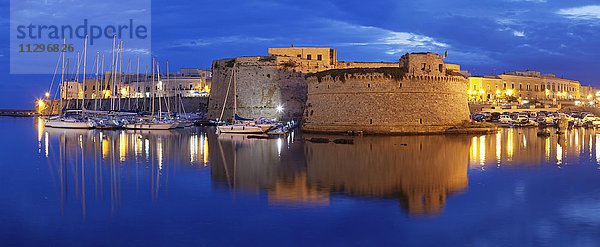 Altstadt mit Kastell  Stadtmauer und Hafen  Dämmerung  Gallipoli  Provinz Lecce  Salentische Halbinsel  Apulien  Italien  Europa