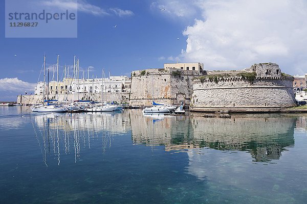 Altstadt mit Kastell  Stadtmauer und Hafen  Gallipoli  Provinz Lecce  Salentische Halbinsel  Apulien  Italien  Europa