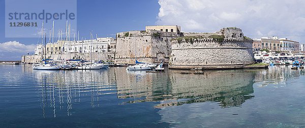 Altstadt mit Kastell  Stadtmauer und Hafen  Gallipoli  Provinz Lecce  Salentische Halbinsel  Apulien  Italien  Europa