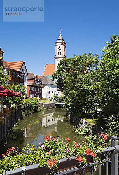 Fluss Kammel und Kirche St. Michael  Krumbach  Schwaben  Bayern  Deutschland  Europa