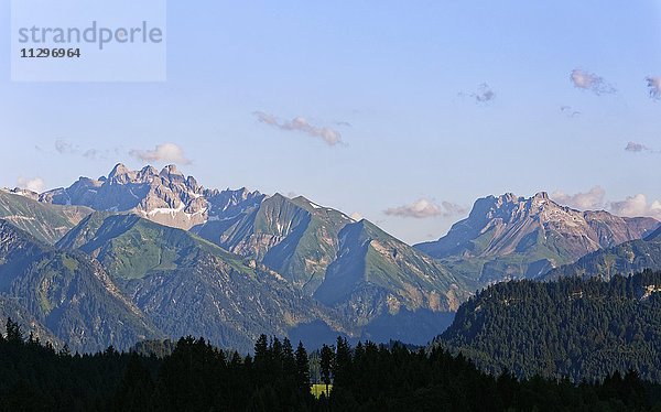 Krottenkopf und Kratzer in Allgäuer Alpen  Ausblick von Sigiswang im Illertal  Oberallgäu  Allgäu  Schwaben  Bayern  Deutschland  Europa