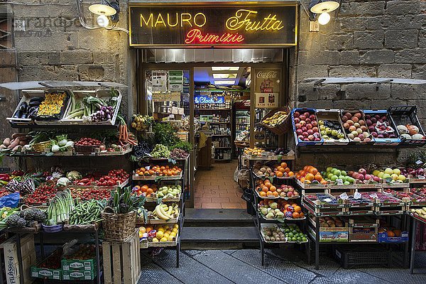 Obst und Gemüsegeschäft in der Altstadt  Florenz  Toskana  Italien  Europa
