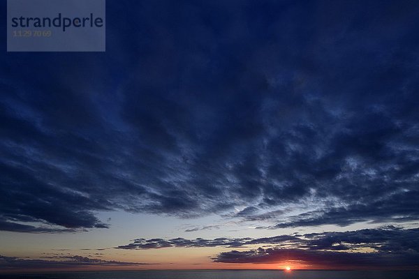 Sonnenuntergang mit dunklen Wolken  Nordsee  Norwegen  Europa