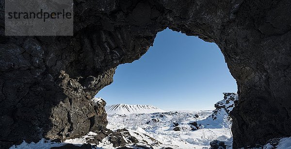 Felsbogen  Ausblick auf Schneelandschaft  Lavafeld bedeckt mit Schnee  Vulkansystems Krafla  Dimmuborgir Nationalpark  Mývatn  Island  Europa