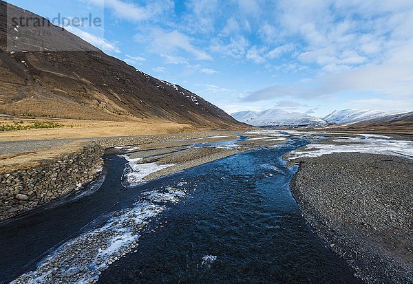 Fluss fließt durch ein Tal  Schneeschmelze  Nordwesten  Island  Europa