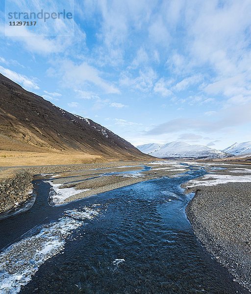 Fluss fließt durch ein Tal  Schneeschmelze  Nordwesten  Island  Europa