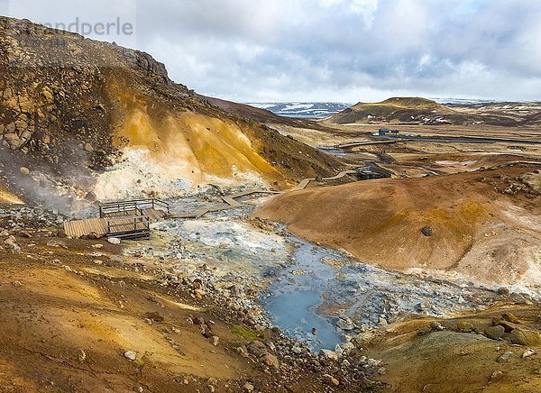Holzsteg über dampfenden Boden  mineralische Ablagerungen  Seltún Geothermalgebiet  Vulkansystem Krýsuvík  Landschaftsschutzgebiet Reykjanesfólkvangur  Island  Europa
