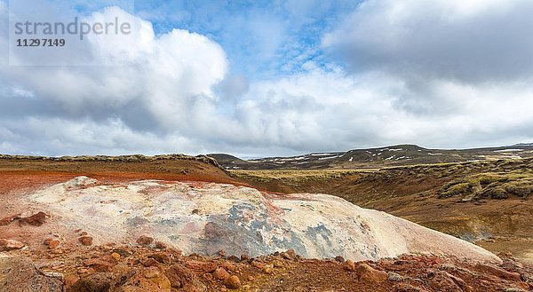 Roter Boden  mineralische Ablagerung  Seltún Geothermalgebiet  Vulkansystem Krýsuvík  Landschaftsschutzgebiet Reykjanesfólkvangur  Island  Europa
