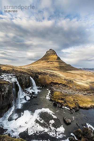 Berg Kirkjufell mit Wasserfall Kirkjufellfoss  Grundafjördur  Westisland  Island  Europa