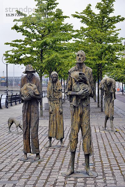 Skulptur Famine Monument  Gedenken an die Große Hungersnot in Irland  Künstler Rowan Gillespie  Dublin  Irland  Europa