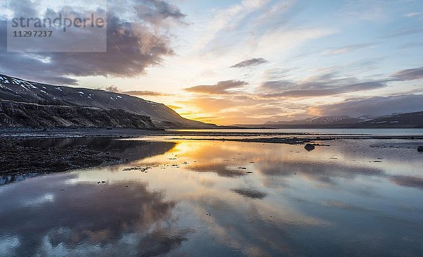 Sonnenuntergang übder dem Fjord Hvalfjörður  Westisland  Island  Europa