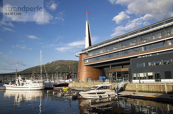 Moderne Architektur des Scandic Hotel  Boote im Hafen  Stadtzentrum  Tromsø  Norwegen  Europa