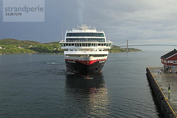 Das Hurtigruten-Schiff Trollfjord fährt in den Hafen von Rorvik ein  Lofoten  Norwegen  Europa