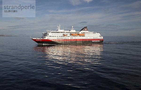 Hurtigruten-Express Fähre  Schiff Richard With  auf dem Meer  Lofoten  Nordland  Norwegen  Europa