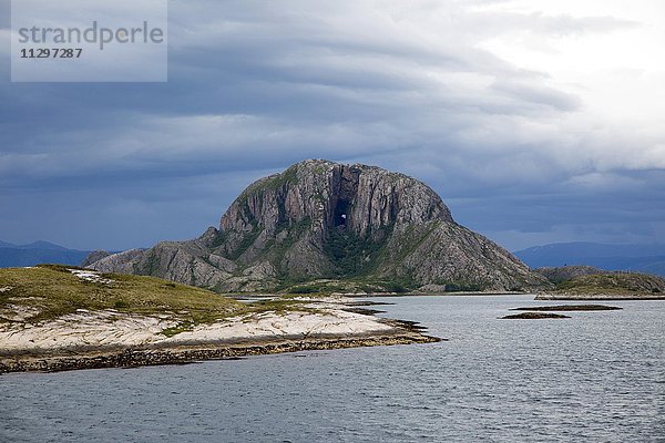 Granitberg  Torghatten  mit einem Loch im Berg  Insel Torget  Brønnøy  Nordland  Norwegen  Europa