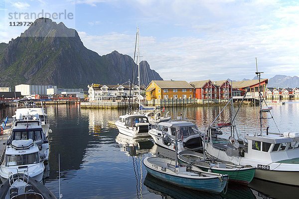 Boote im Hafen von Svolvaer  Lofoten  Nordland  Norwegen  Europa