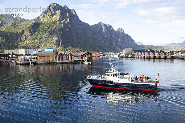 Touristenboot im Hafen  Svolvaer  Lofoten  Nordland  Norwegen  Europa
