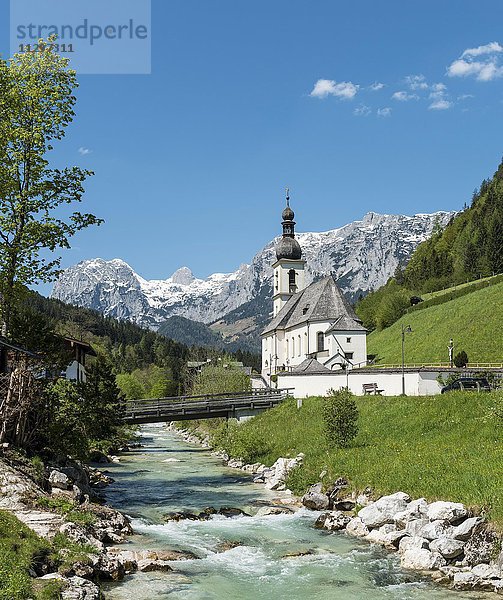 Pfarrkirche St. Sebastian  Ramsauer Bach  hinten Reiteralpe  Ramsau  Berchtesgadener Land  Oberbayern  Bayern  Deutschland  Europa