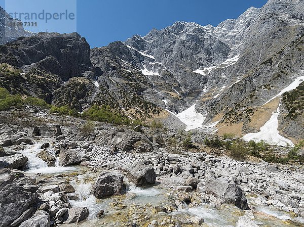 Tiefstes Schneefeld der Deutschen Alpen  Watzmann Ostwand  Berchtesgaden  Bayern  Deutschland  Europa