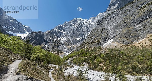 Wanderweg  tiefstes Schneefeld der Deutschen Alpen  Watzmann Ostwand  Berchtesgaden  Bayern  Deutschland  Europa