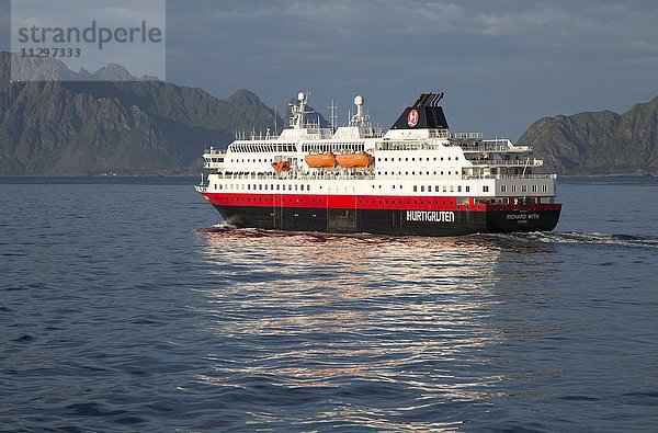 Hurtigruten-Express Fähre  Schiff Richard With  auf dem Meer  Lofoten  Nordland  Norwegen  Europa