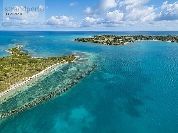 Maiden Island mit Fischreusen  hinten Long Island  Westindische Inseln  Karibik  Antigua und Barbuda  Nordamerika
