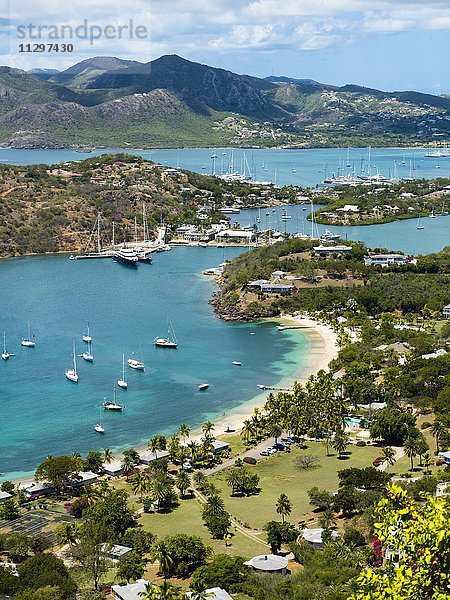 Blick von Shirley Heights auf English Harbour und Windward Bay  Antigua  Westindische Inseln  Antigua  Antigua und Barbuda  Nordamerika